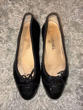 CHANEL Black Patent Leather Ballet Flats with CC Logo